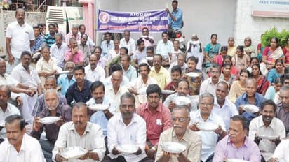 கையில் தட்டு ஏந்தி அஞ்சல் ஊழியர்கள் போராட்டம் – 7-வது நாளாக தொடரும் போராட்டம்…