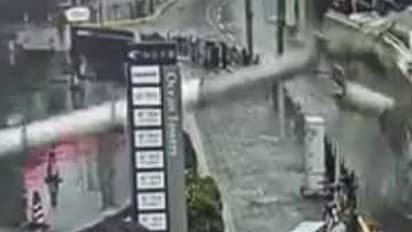 ഭീമന് തൂണ് തകര്ന്ന് ഓടുന്ന ബസിന്റെ മുകളില് വീണു