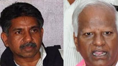 కడియం ను చూసి సిగ్గుపడుతున్న