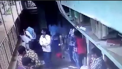 (వీడియో) విద్యార్ధులను ఎలా బాదేస్తున్నారో !