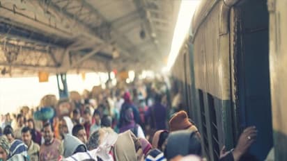 শিকেয় সতর্কতা, 'অফিস টাইমে' আগের দৃশ্যেই ফিরল লোকাল ট্রেন