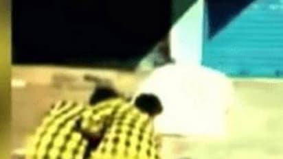 കിടന്നുറങ്ങുകയായിരുന്ന ആളുടെ ജനനേന്ദ്രിയത്തിന് മദ്യപാനികള് തീ കൊളുത്തി