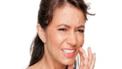 பல் வலியை உடனடியாக குணமாக்க இப்படியொரு இயற்கை வழி இருக்கு. இத்தனை நாள் இது தெரியாமல் போச்சே!