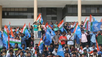 మల్లారెడ్డి ఆసుపత్రి ఎదుట ఎన్ఎస్యూఐ ధర్నా: అద్దాలు ధ్వంసం