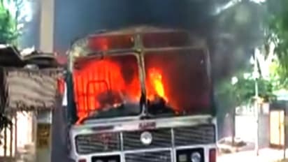 இரண்டு காவல்துறை வாகனத்தில் தீ வைப்பு- மீண்டும் பதட்டநிலையை அடைந்தது தூத்துக்குடி