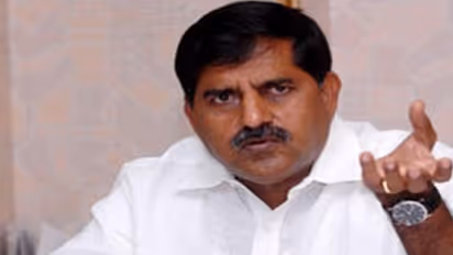 పీఛే ముడ్: ఆదినారాయణ రెడ్డి వెనక్కి, టీడీపిలోనే.