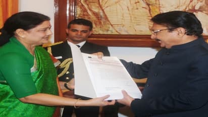 “ஆளுநர் மீது சசிகலா அதிரடி குற்றச்சாட்டு”... கட்சியை பிளவுபடுத்துகிறார் என கோபம்...