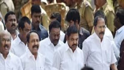 இன்று ராயப்பேட்டை அதிமுக தலைமை அலுவலகம் வருகிறார் எடப்பாடி பழனிசாமி… சசிகலா, தினகரன் நீக்கப்படுவார்களா ?