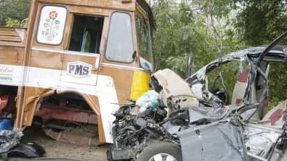 கார் மீது மோதிய லாரி - புது மாப்பிள்ளை உள்ளிட்ட 9 பேர் சம்பவ இடத்திலேயே பலி