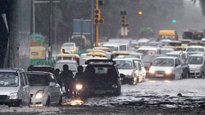 హైదరాబాద్ లో ఏడతెరపి లేని వర్షం.. భారీ ట్రాఫిక్ జామ్..!