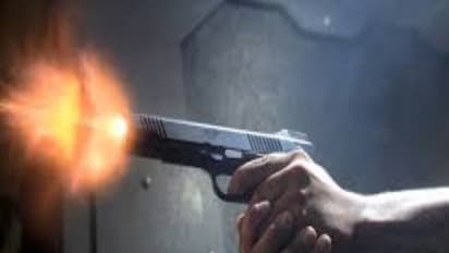 'வெஜ் உணவு கேட்டா... நான் வெஜ் கொடுப்பியா...! ஓட்டல் மேனேஜரை துப்பாக்கியால் சுட்ட வக்கீல்...