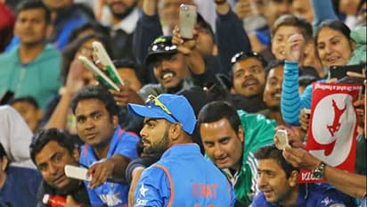 మొహాలీ టీ20లో భద్రతా వైఫల్యం... కోహ్లీవైపు దూసుకొచ్చిన అభిమాని