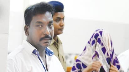 கள்ள உறவுக்கு இடையூறாக இருந்ததால் கணவன் ஈவு இரக்கமின்றி கொலை; மனைவி, கள்ள காதலனுக்கு சிறை...