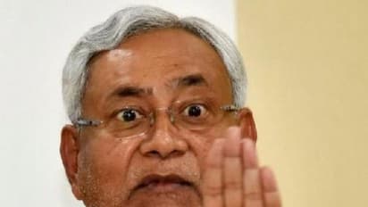 ‘பத்மாவதி’ எதிர்ப்பு கோஷ்டியில் இணைந்த நிதிஷ் குமார் - தீபிகா நடனக் காட்சியை தவிர்க்க வேண்டுமாம்