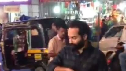 ടൗണില് കടല കൊറിച്ചുനടക്കുന്ന ഫഹദ്- വീഡിയോ വൈറലാകുന്നു
