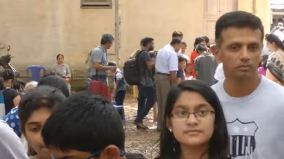 താരജാഡയില്ലാതെ രാഹുല് ദ്രാവിഡ്, കുട്ടികളോടൊപ്പം ക്യൂ നില്ക്കുന്ന ഫോട്ടോ വൈറല്