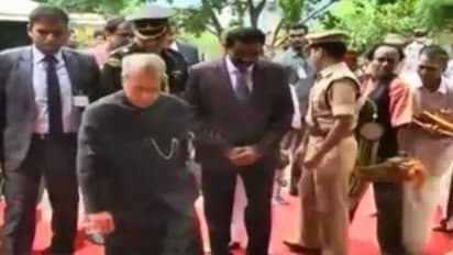 பதவி கெத்தோடு சங்கராச்சாரியாரை சந்தித்த பிரணாப்...!!! ஆன்மீக சுற்றுலாவில் நாட்டம் காட்டும் ஜனாதிபதி