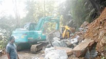 சரிந்து விழுந்த இராட்சத பாறைகள்; போக்குவரத்து துண்டிக்கப்பட்டதால் சொந்த ஊருக்கு திரும்ப முடியாமல் சுற்றுலாப் பயணிகள் அவதி…