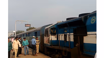 ರೈತರಿಗೆ ಪರಿಹಾರ ನೀಡದ ರೈಲ್ವೆ ಇಲಾಖೆ; ರೈಲನ್ನೇ ಜಪ್ತಿ ಮಾಡಿದ ಕೋರ್ಟ್!