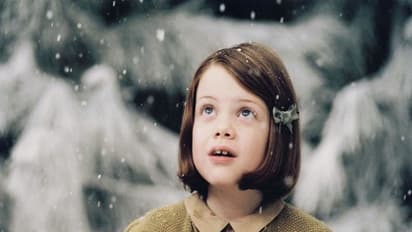 நார்னியா குட்டி பெண் லூசியாவா இவர்....! வியக்க வைக்கும் தோற்றம்...!