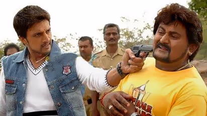 This is what happened when Komal was asked to romance 15 snakes!