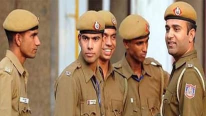 மதுரா போலீஸ் சீருடையில் கிருஷ்ணர் படத்துடன் பேட்ஜ்…. யோகி ஆதித்யநாத் புது உத்தரவு !!!