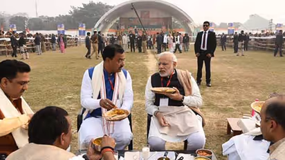 PM Modi shares home-cooked lunch box with party workers