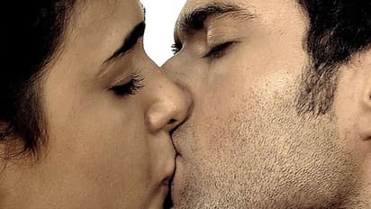 అర్జున్ రెడ్డి మూవీ రివ్యూ... పెళ్లైన గర్భవతిని పెళ్లిచేసుకోవడం..ఇదోరకం ప్రేమ