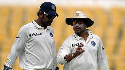 சச்சின் பக்கத்தில் உட்காரவே வெட்கப்பட்ட தோனி – தனக்கு வந்த கேப்டன் வாய்ப்பை தோனிக்கு கொடுத்த மாஸ்டர் பிளாஸ்டர்