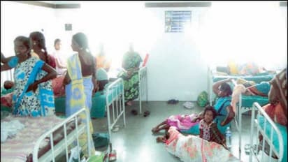 படுக்கை வசதிகள் இல்லாத அரசு மருத்துவமனைகள்; டெங்கு காய்ச்சலால் பாதித்த நோயாளிகள் தரையில் தூங்கும் அவலம்…