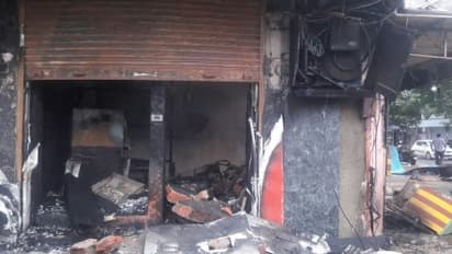 சிப்ஸ் கடையுடன் எரிந்த ஏடிஎம் மையம் - சாம்பலான ரூ.5 லட்சம்!!