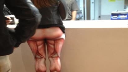 ப்ளீஸ்.. பேஷன் டிசைன் மேல இன்ட்ரஸ்ட் இருக்கிறவுங்க இதை பார்க்காதீங்க…! நொந்துடுவிங்க…