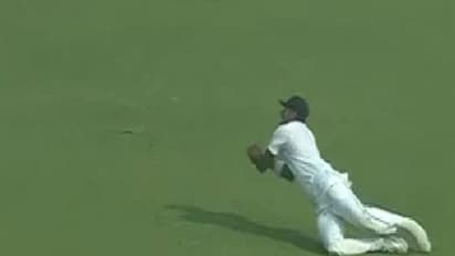 ഷൂസ് പോയാലും വേണ്ടില്ല ക്യാച്ച് വിടില്ല;ഗ്യാലറിയില് ചിരി പടര്ത്തിയ ഭീകര ക്യാച്ച്