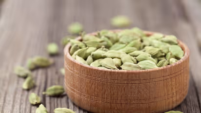 ಖಾಲಿ ಹೊಟ್ಟೆಯಲ್ಲಿ ಏಲಕ್ಕಿ ನೀರು ಕುಡಿಯೋದರಿಂದ ಏನೆಲ್ಲಾ ಪ್ರಯೋಜನಗಳಿವೆ?