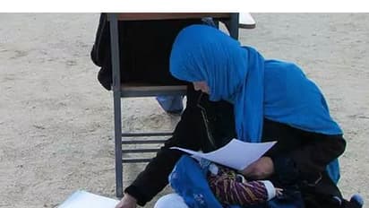 കൈക്കുഞ്ഞിനെ മടിയില് കിടത്തി പരീക്ഷ എഴുതുന്ന യുവതി; കൈയടിച്ച് സോഷ്യല്മീഡിയ