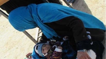 2 மாத கைக்குழந்தையுடன்...தரையில் அமர்ந்து தேர்வெழுதிய பெண்..!