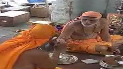 ತುಳಸಿ ಹಾರ ಹಾಕುವ ವಿಚಾರಕ್ಕೆ ಇಬ್ಬರು ಸ್ವಾಮೀಜಿಗಳ ನಡುವೆ ಗಲಾಟೆ