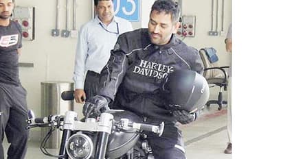 துப்பாக்கி ஏந்திய செக்யூரிட்டி கார்டை பைக்கில் ஏற்றி வந்த தோனி: வைரலாகும் வீடியோ!