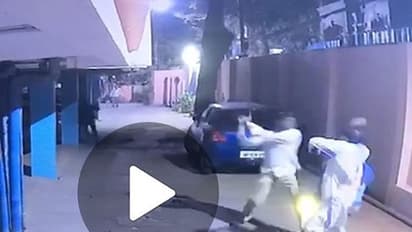 రిటైర్డ్ నావీ ఆఫిసర్ పై కత్తులతో దాడి (వీడియో)