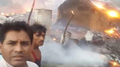 "தீ விபத்து நடந்த இடத்தில் செல்பி" - பாஜக எம்எல்ஏவை கதறவிட்ட நெட்டிசன்கள்..!!