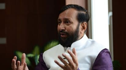 ಕೇಂದ್ರ ಸಚಿವ ಜಾವಡೇಕರ್ ಕೈಯಲ್ಲಿ ಇದ್ಯಾವ ಫೋನ್!!??