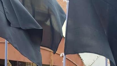 கருணாநிதி, ஸ்டாலின் வீடுகளில் கருப்புக் கொடி…. அண்ணா அறிவாலயத்திலும் கருப்புக் கொடி….