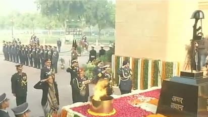 ದೆಹಲಿಯಲ್ಲಿ ವಿಜಯ ದಿವಸ್ ಆಚರಣೆ; ಹುತಾತ್ಮ ಯೋಧರ ಸ್ಮಾರಕಕ್ಕೆ ನಮನ