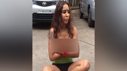 பிக்பாஸ் 2 வை சூடேற்ற வருகிறார் "ஸ்ரீரெட்டி'..! ஸ்ரீலீக்ஸ் விஷயத்தில் வசமாக மாட்டிக் கொண்ட தொகுப்பாளர்..!