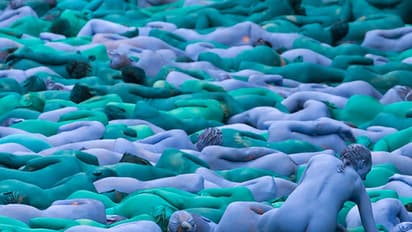 മൂവായിരം മനുഷ്യര് നഗ്നരായി ക്യാമറയ്ക്ക് മുന്നില് നിരന്നു