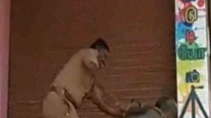 ஜோசியம் சொன்ன வயதான பெரியவரை செருப்பால் மாறி மாறி அடித்த சப்-இன்ஸ்பெக்டர்! அலறித் துடித்த கொடுமை!