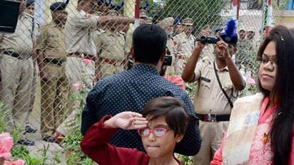 അന്ന് അച്ഛനുയര്ത്തിയ ത്രിവര്ണപതാക അവള് വീണ്ടുമുയര്ത്തി, പതറാതെ അഭിവാദനവും