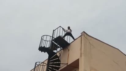 നെടുമ്പാശ്ശേരി വിമാനത്താവളത്തില് യാത്രക്കാരന്റെ ആത്മഹത്യാ ഭീഷണി