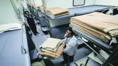 ஐ.ஆர்.சி.டி.சி. அதிரடி...! பெட்ஷீட், தலையணை, மெத்தை முன்பதிவு...! ரயில் பயணிகள் மகிழ்ச்சி..!