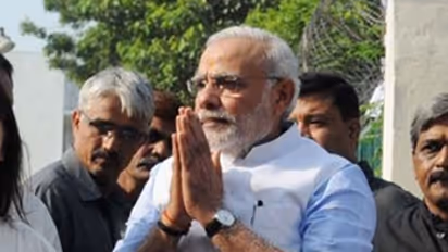 ಪೊಲೀಸ್ ಅಧಿಕಾರಿಗಳೊಂದಿಗೆ ಯೋಗ ಮಾಡಿದ ಪ್ರಧಾನಿ ಮೋದಿ